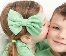 Load image into Gallery viewer, Grassy Green Bamboo Alligator clip Bows