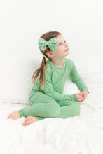 Load image into Gallery viewer, Grassy Green Bamboo Alligator clip Bows
